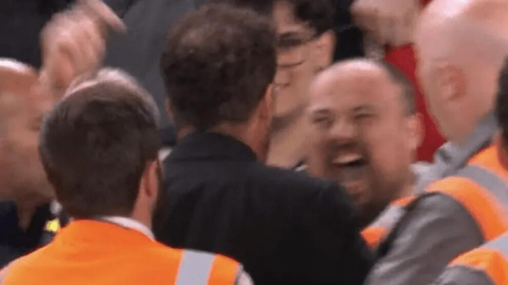 diego simeone dt del atletico de madrid fue expulsado por incidente con hinchas tras la victoria de liverpool